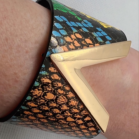 NEW! Fashion Gold V Leopard Multicolor Snap Closure Cuff - Picture 4 of 6